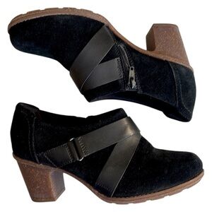 EUC Clarks Leather Heeled Booties Black Size 8 Wide Width
